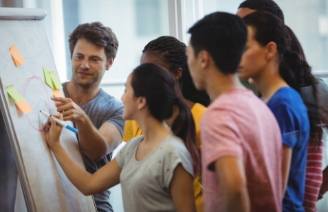 Jovenes trabajando por mejoramiento